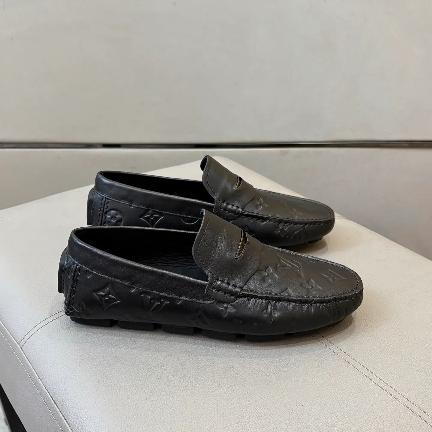 Factory price: 460💰LV men's beanie shoes 2025 official website synchronized <market top version> imported first layer litchi pattern/embossed ➕ black cowhide original packaging. Size 38-45